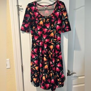 LULAROE SIZE LARGE DRESS FLORAL FITS AT WAIST FULLER SKIRT SCOOP NECK SS